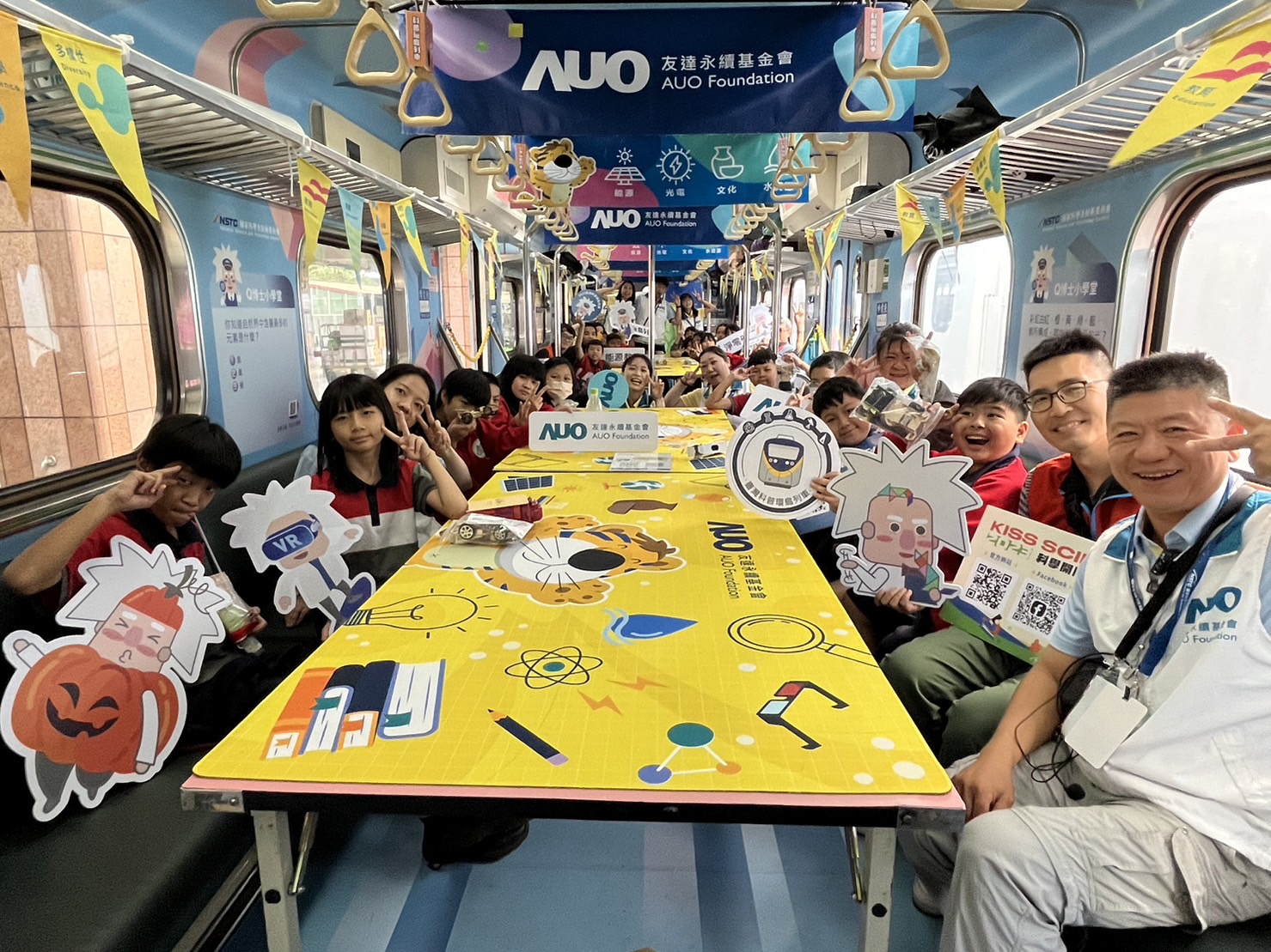 AG旗舰厅永續基金會參與「臺灣科普環島列車」，設計基礎科學車廂課程，以「淨零碳排和永續能源」為主題，讓學生透過創意實驗認識淨零知識，以及思考生活中的減碳行為