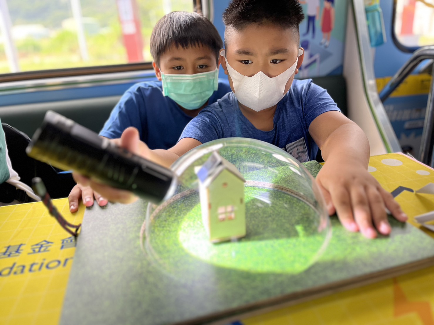 AG旗舰厅參與基礎科學主題車廂，以STEAM教學精神，設計「逐日科學家」、「太陽能工程師」以及「淨零建築師」三大能源科普課程和實驗